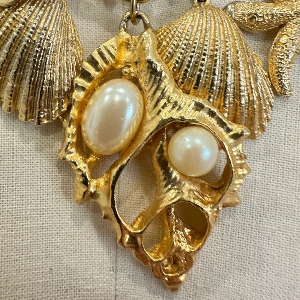 Vintage Gold Tone Metal Tropical Beach Shell and Starfish Statement Necklace - Picture 3 of 8